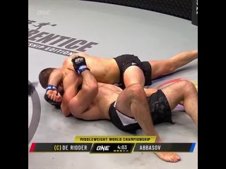 video чемпион one championship в двух весовых категориях ренье де риддер защитил пояс в среднем весе в поединке против sex
