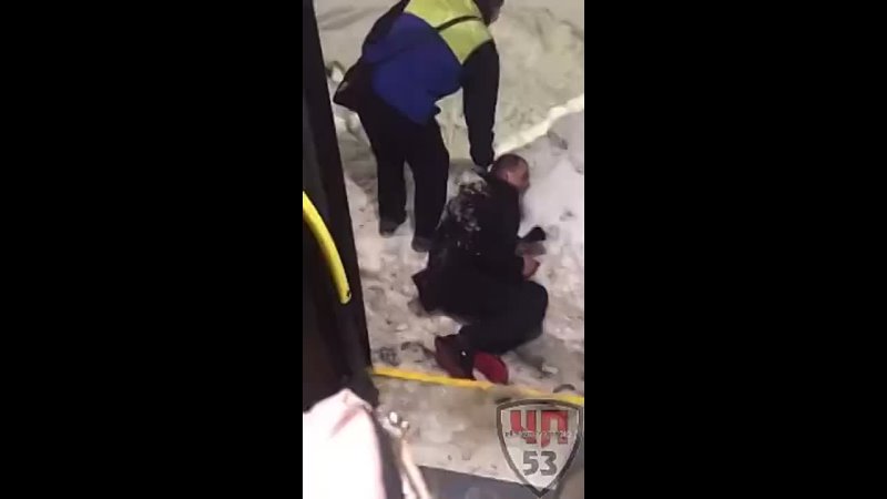 video в новгороде мигрант каазец засунул руки в штаны молодые в автобусе sex