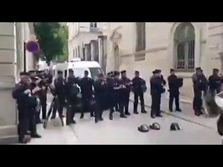 video французская полиция присоединилась к протесту против принудительных вакцин часть 2 sex