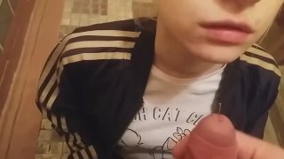 video блядина сосет за дозу в подъезде sex