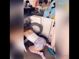 video belle delphine stuck in wash machine sex бель дельфин застряла в стиральной машине секс порно sex porno 18 слив sex