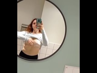 video девочка с маленькими сиськами раздевается в подъезде на камеру 18 обнаженная девушка показала себя грудь вагина sex
