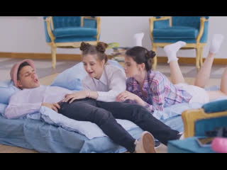 video две стройняшки уговорили парня их удовлетворить sex
