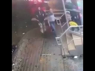 video девушка позвала своего парня что бы разобраться с достающим ее гопником sex
