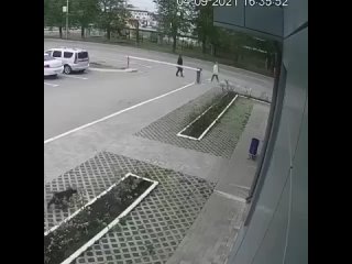video мужчина одним ударом своей сумки молодыесекс которая попыталась напасть на него и укусить sex