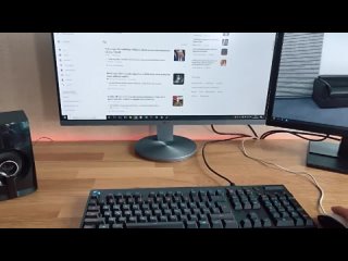 video сестрёнка залезла под стол и случайно подставила попку брату sex