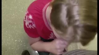 video училка отсосала ученику в пустом коридоре sex