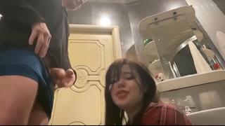 video бухая студентка сосет на вписке незнакомому парню в туалете русская пьяная девушка делает минет на камеру реальный sex