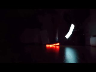 video девушка танцует шафл в светящихся кроссоах led shoes shuffle sex