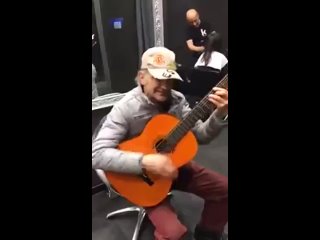 video дедуля красиво исполнил в парикмахерской sex