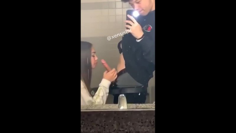video молодая студентка отсосала хуй в туалете на камеру айфона минет глотает сперму слив бывшей русское домашнее порно sex