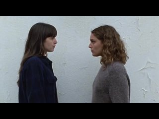 video учит свою подругу целоваться с языком sex
