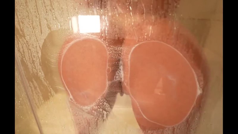 video горячая крошка сосёт и трахается с дилдо в душе sex