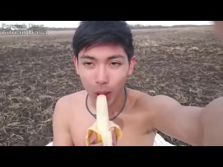 video молодого азиата уговорили раздеться до гола на холоде sex