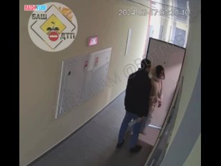 video молодые показали попу и непристойные жесты в камеру подъезда sex