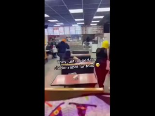 video чернокожие женщины в балаклавах крадут курицу у посетителей фаст фуда sex