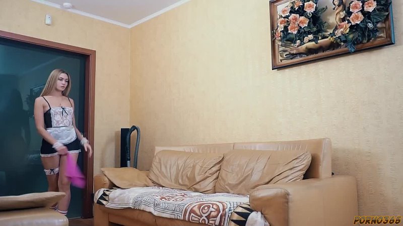 video горничная застряла под столом sex