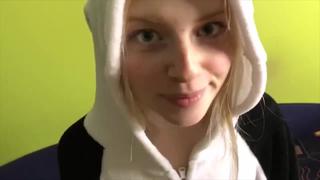 video развел молоденькую красивую соседку на секс в подъезде трахаю красивую соседку sex