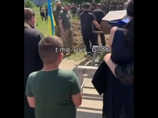 video такая картина сейчас по всей украине на передовую просто как пушечное мясо отправляются очередные эшелоны молодых sex