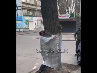 video народные мстители украинцы поймали и привязали стретч плёнкой к дереву очередного мародера sex