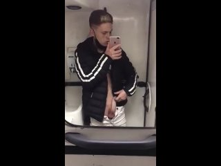 video симпатичный молодой парень дрочит в поезде sex