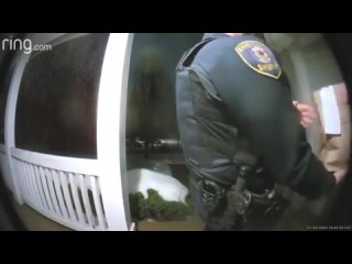video полицейские арестовали курьера и сами привезли еду жительнице сша при виде стража порядка женщина подумала что ее sex
