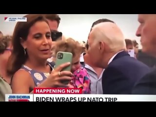 video байден напугал маленькую девочку слюнявыми поцелуями в спину sex