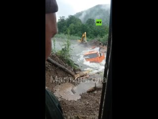 video russie des personnes coincées sur le toit dun camion dans un torrent sex
