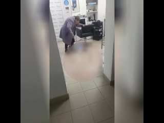 video в парикмахерской в перми неадекватная сотрудница издевалась над старушкой бабушка забыла деньги дом sex