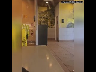 video в сша мужчина отвел свою дочку в туалет следом за ребенком хотел пойти трансгендер прикрываясь сво sex