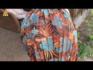 video деревенская милфа застряла в заборе sex