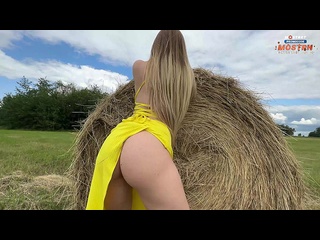 video красивая русская сука в желтом платье принялась сосать член и трахаться на сеновале sex