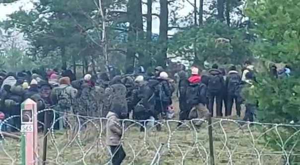 video идущие из лагеря мигранты разделились на две колонны некоторые берут с собой бревна 1 sex
