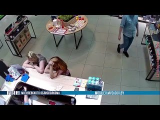 video две девушки взяли забытый паспорт подруги и попробовали на нее оформить кредит sex