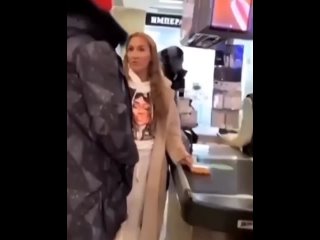 video девушка не стесняется говорить правду sex