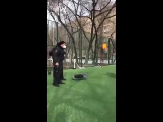 video обдолбанный полицай напал с оружием на футболистов sex