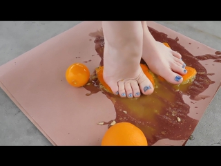 video голые женские ножки давят сладкие сочные апельсины crush foot fetish краш фут фетиш sex