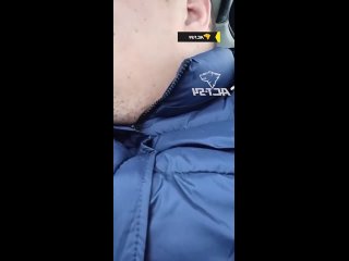 video мужчина осыпал матами и пытался ударить водителя такси за запрет купить в машине sex