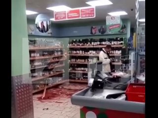 video мужчина устроил погром и разбил весь алкоголь в магазине sex