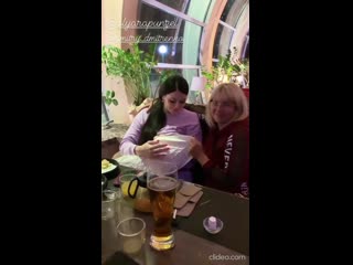 video оля рапунцель кормит младшую дочь грудью в ресторане sex