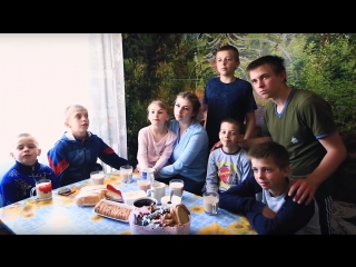 video 20 летняя девушка заменила маму шестерым братьям и сестре sex