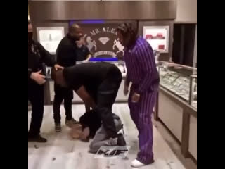 video телохранитель gunna швыряет хейтера rip sex