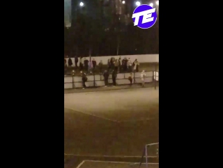 video молодые твари одного бьют жительница екатеринбурга сняла драку учеников школы 181 в районе краснолесье sex