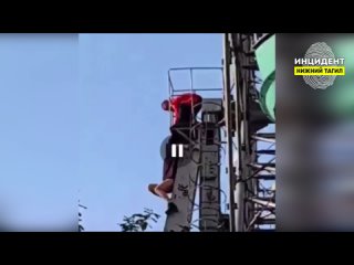 video сорвалась с колеса обозрения в парке аттракционов sex