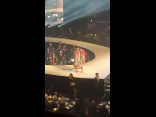video tracee ellis ross делает рианне непристойное предложение sex