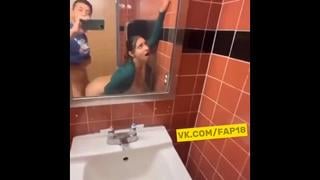 video школьники на перемене пошли потрахались в туалете sex
