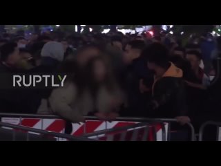 video ценой разорванной сумки и частично штанов двум девушкам удалось вырваться из толпы мигрантов в итальянском милане sex