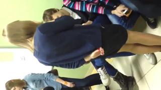 video одноклассник задрал юбку однокласснице школьнице и показал всем трусики в колготках sex