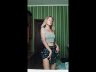 video школьница в юбке танцует на камеру показывает грудь и попу sex