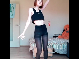 video школьница в колготках ножки танцует на камеру показывает свое тело sex